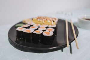 Twoje Sushi Może Cię Zaskoczyć: Nowe Badania Ujawniają Powszechne Oszustwa z Łososiem