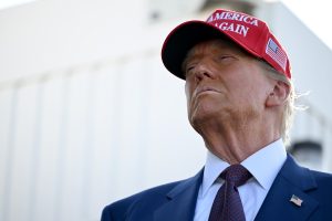 "Zwolennicy teorii spiskowych twierdzą, że Donald Trump mógł użyć sobowtóra podczas startu SpaceX"